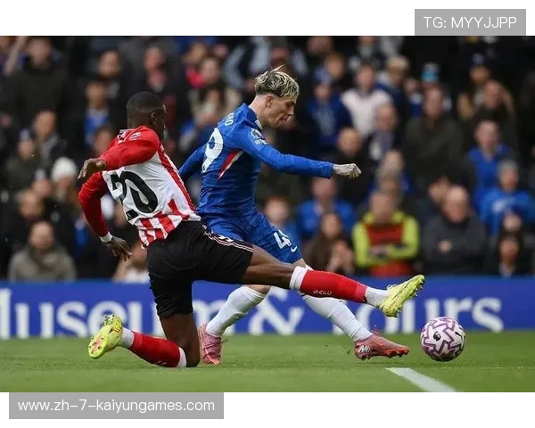 切尔西中卫在比赛中展现出顽强防守力